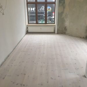 Gulv efter afslibning og ludbehandling