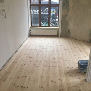 Gulv før afslibning og ludbehandling