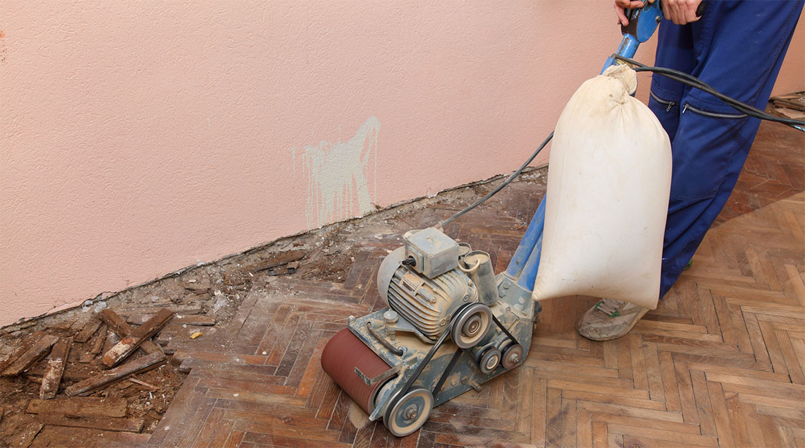 Gulvafslibning på beskadiget gulv på Amager